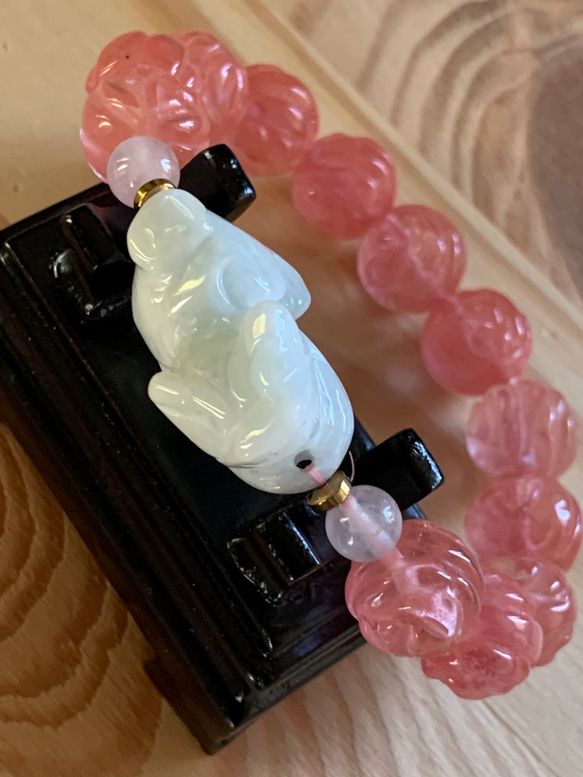 手彫り珠：苺水晶薔薇の彫珠とミャンマー翡翠ヒキュウ彫り珠のブレスレット 4枚目の画像