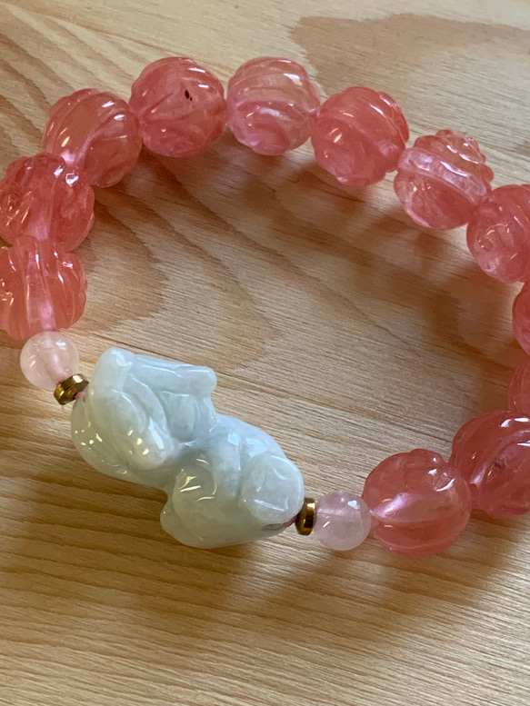 手彫り珠：苺水晶薔薇の彫珠とミャンマー翡翠ヒキュウ彫り珠のブレスレット 2枚目の画像