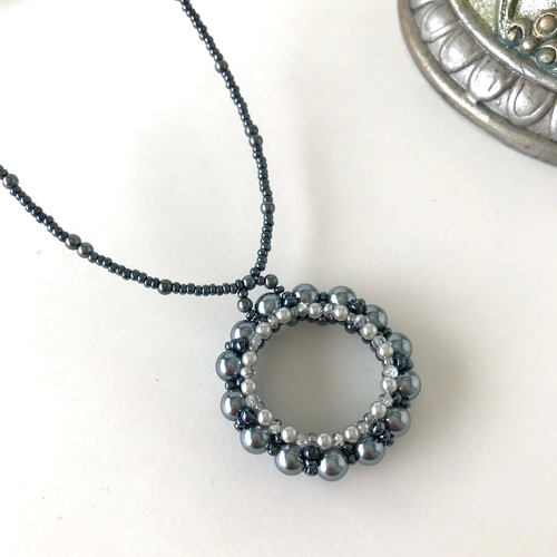 パール編みの サークル モチーフ ネックレス メタルグレー ビーズ