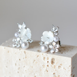 ＜2日以内発送＞お花ビジューのアクセサリーセット　ネックレス&ピアス（イヤリング対応）　シルバー 3枚目の画像