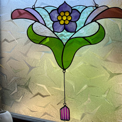 ステンドグラス  紫の花のサンキャッチャー 7枚目の画像