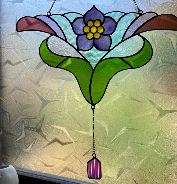 ステンドグラス  紫の花のサンキャッチャー 7枚目の画像