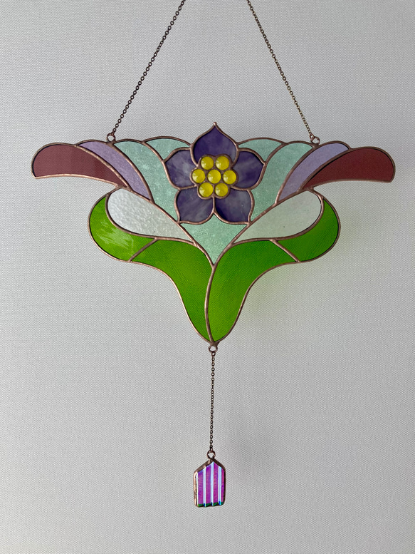 ステンドグラス  紫の花のサンキャッチャー 8枚目の画像