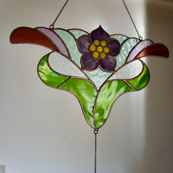 ステンドグラス  紫の花のサンキャッチャー 2枚目の画像