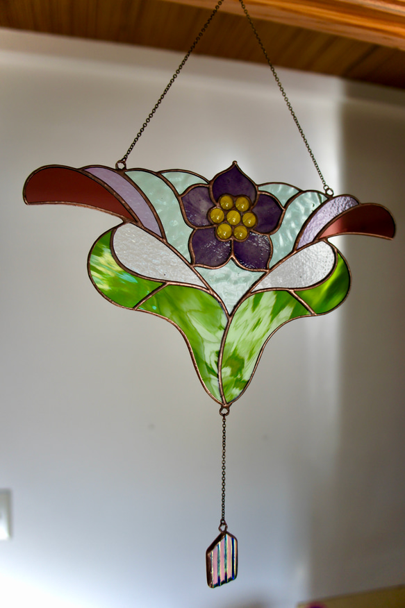 ステンドグラス  紫の花のサンキャッチャー 2枚目の画像