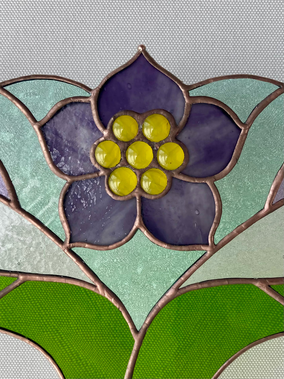 ステンドグラス  紫の花のサンキャッチャー 5枚目の画像