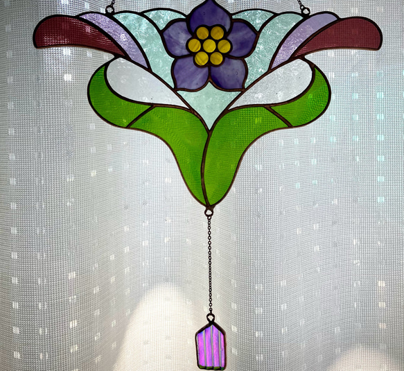 ステンドグラス  紫の花のサンキャッチャー 4枚目の画像