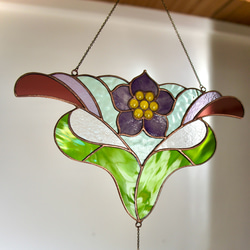 ステンドグラス  紫の花のサンキャッチャー 1枚目の画像