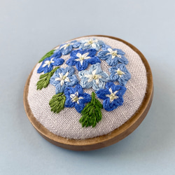 [ネモフィラ] 刺繍 ブローチ　選べる枠　晴れやかブルー2024 2枚目の画像