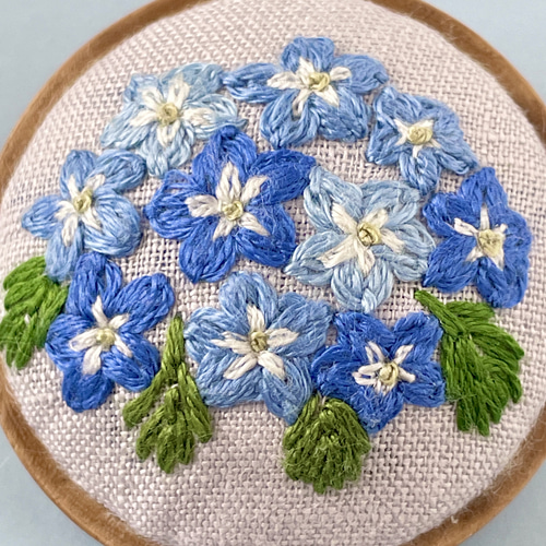 青い花 刺繍ブローチ 選べる枠 ひんやりアイスブルー ブローチ tukuru