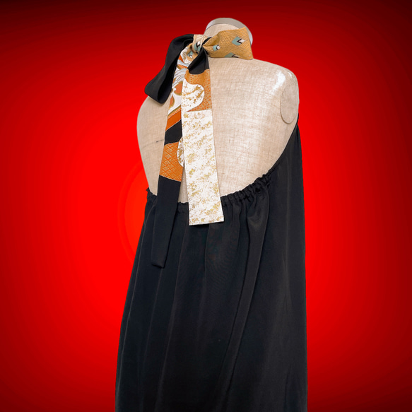 孔雀紋様 留袖 ホルターワンピ 着物リメイク パーティーワンピ 和柄 演奏会 コンサート 結婚式 衣装 黒 N6401 5枚目の画像