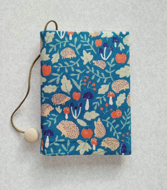 布のブックカバー（ハリネズミとキノコ青緑） 2枚目の画像