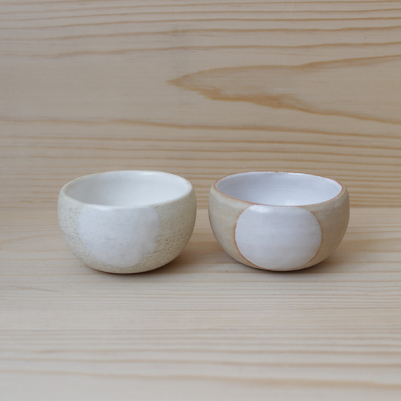 陶器　育てるウツワ ペア まるい小鉢 白と茶 地シリーズ 1枚目の画像