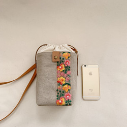 NEW＊ 欲張りなスマホポシェット　麻帆布&インド刺繍　ペットボトル・長財布OK！（巾着ポシェット・巾着ショルダー） 6枚目の画像