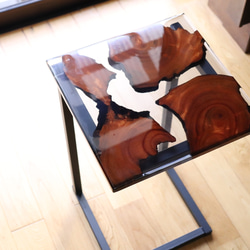 クリア×ケヤキ　レジンサイドテーブル 3枚目の画像