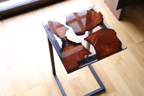クリア×ケヤキ　レジンサイドテーブル 3枚目の画像