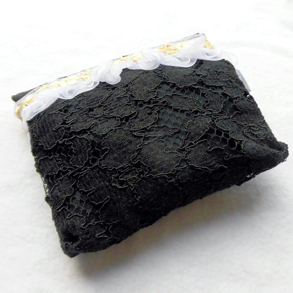 h438　刺繍リボン付き黒レース　玉つきファスナーポーチ 2枚目の画像