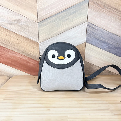 ダークグレーペンギンミニショルダーバッグ 本革使用 ペンギン
