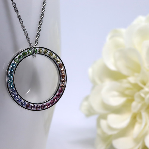 虹色ラウンドフレームネックレス・シルバー・グルーデコ（淡い虹色7色  