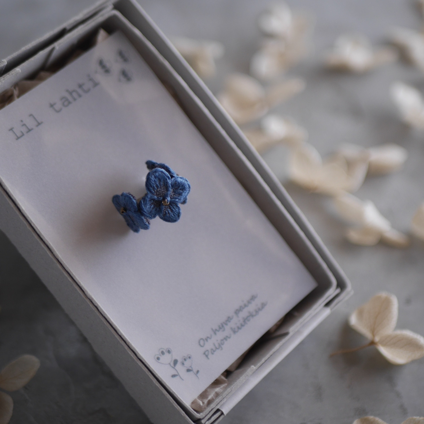 temari ajisai刺繍イヤーカフ(ネイビーブルー)【受注制作】