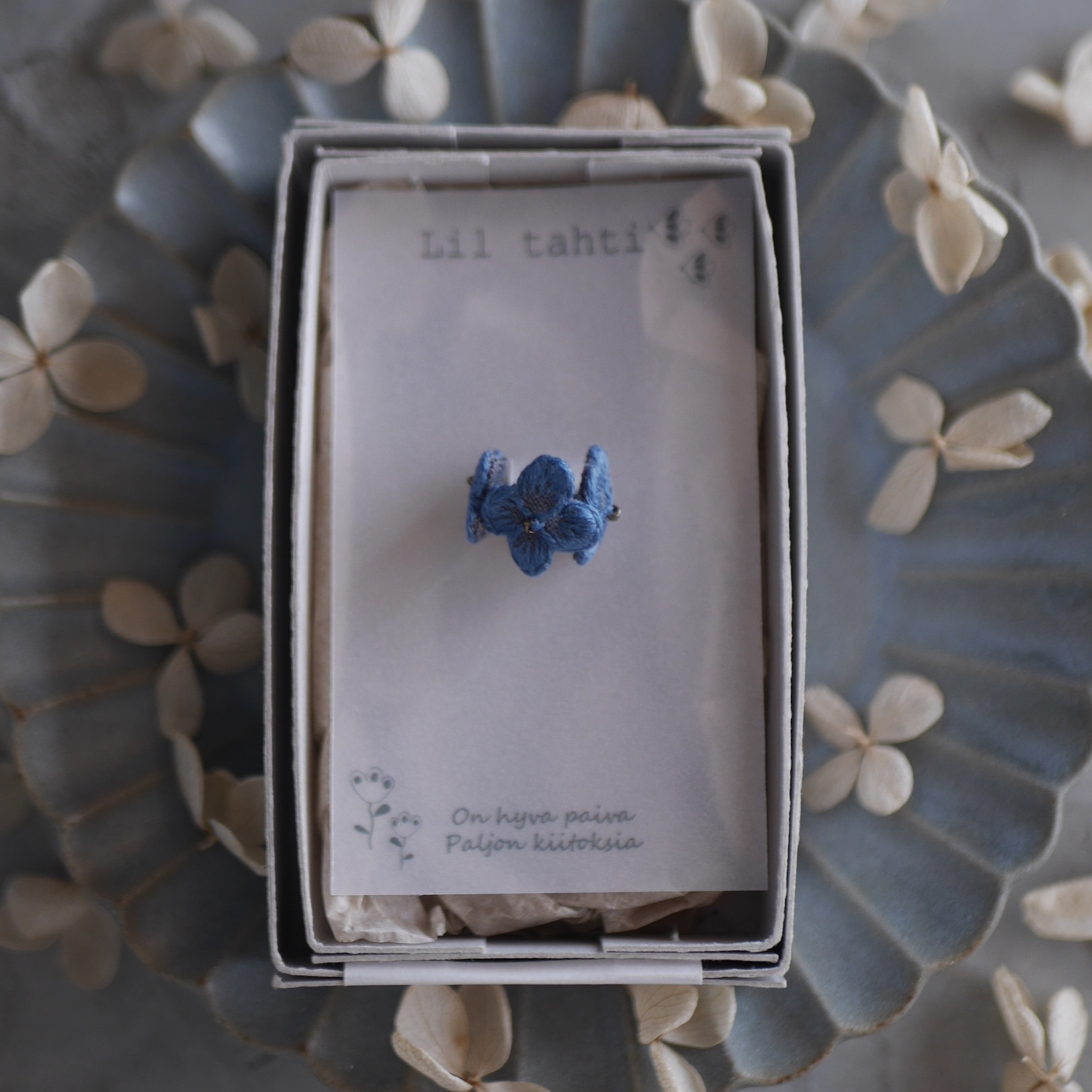 temari ajisai刺繍イヤーカフ(ネイビーブルー)【受注制作】