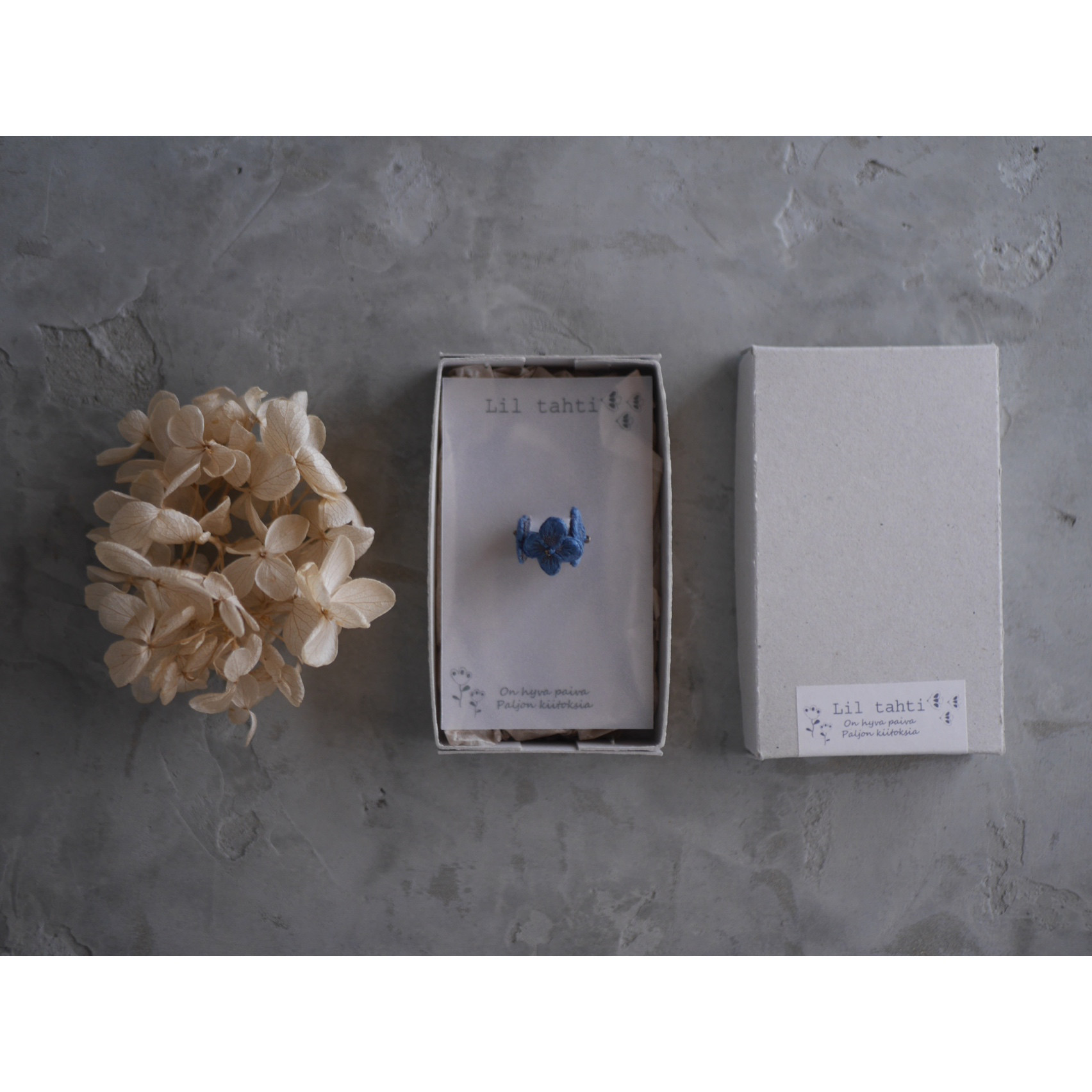 temari ajisai刺繍イヤーカフ(ネイビーブルー)【受注制作】