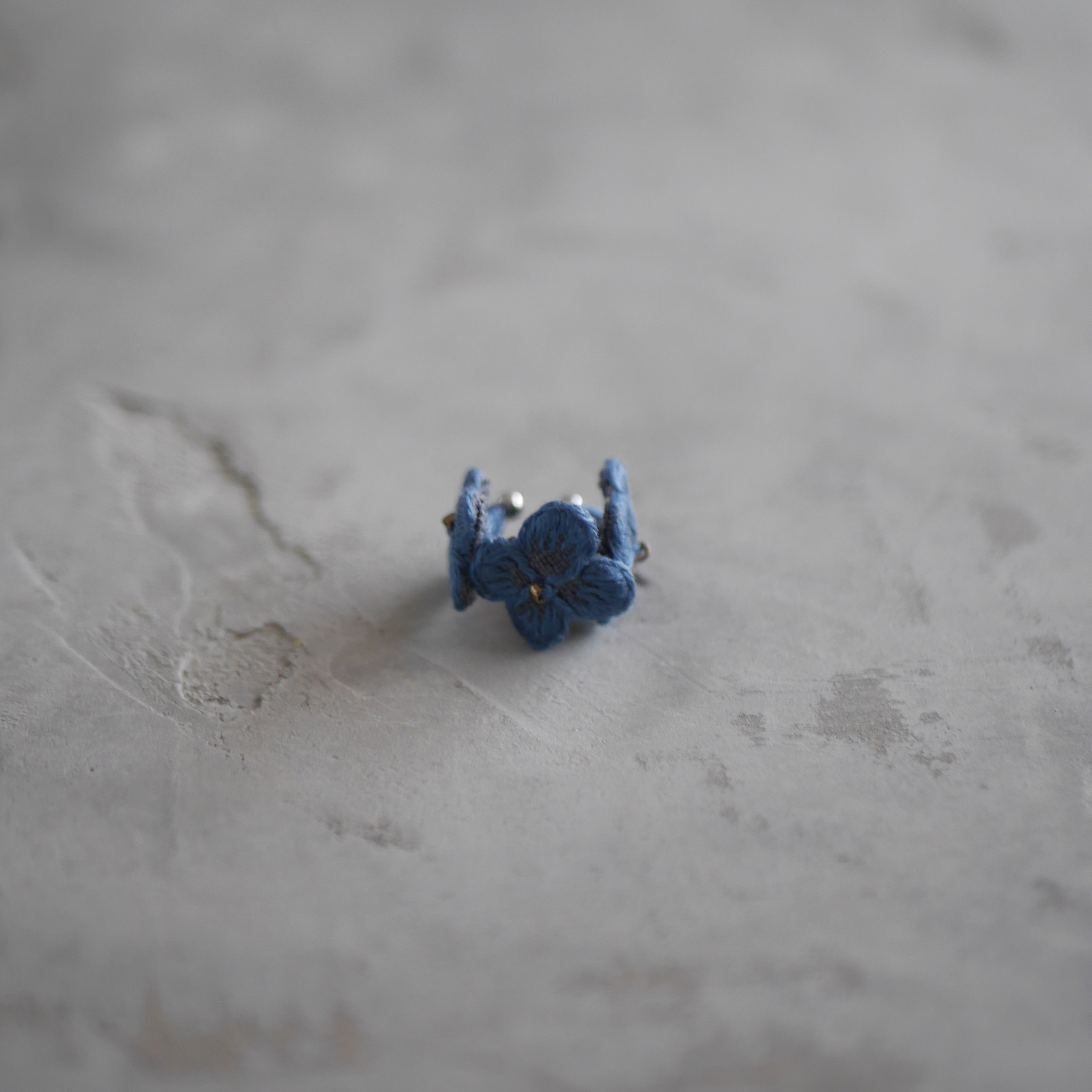 temari ajisai刺繍イヤーカフ(ネイビーブルー)【受注制作】