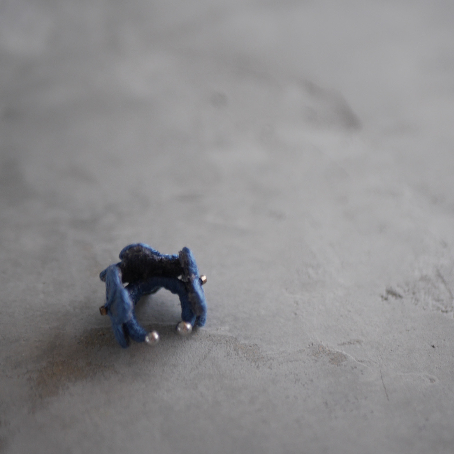 temari ajisai刺繍イヤーカフ(ネイビーブルー)【受注制作】