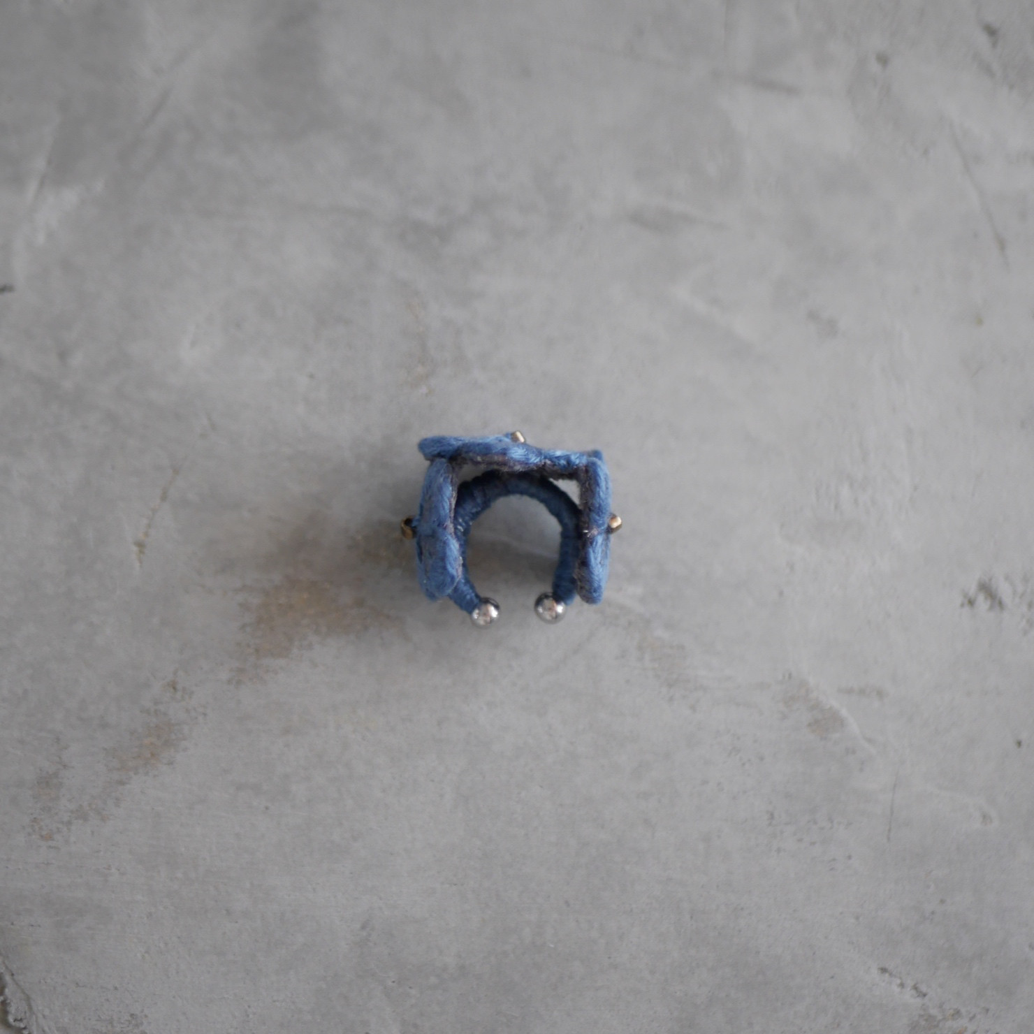 temari ajisai刺繍イヤーカフ(ネイビーブルー)【受注制作】