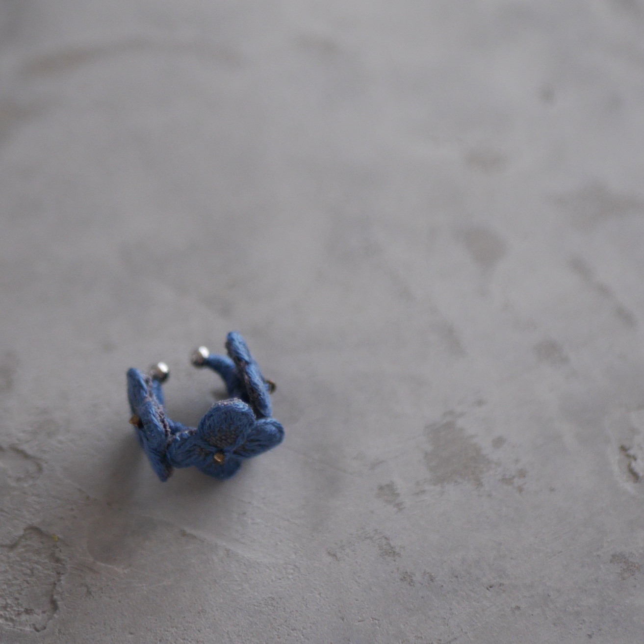 temari ajisai刺繍イヤーカフ(ネイビーブルー)【受注制作】