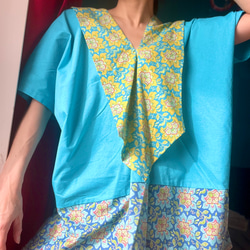 北欧テキスタイル[ティルダ] の ボタニカルで個性的なVネックスクエアシャツ大きめサイズ 1枚目の画像