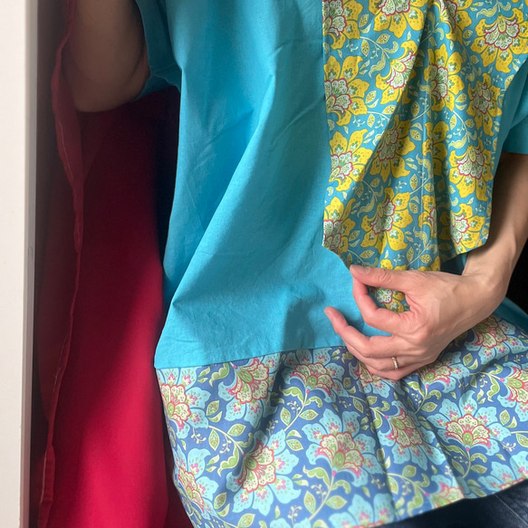 北欧テキスタイル[ティルダ] の ボタニカルで個性的なVネックスクエアシャツ大きめサイズ 5枚目の画像