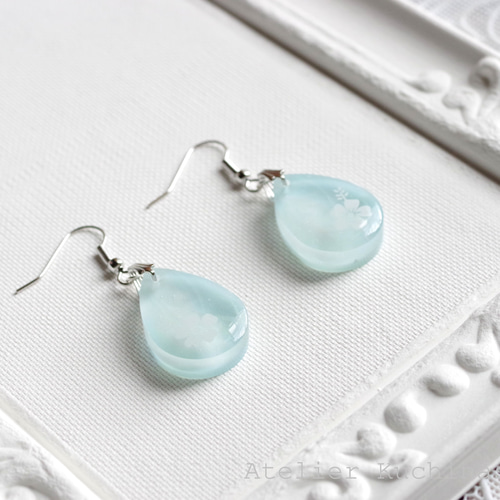 ハンドメイド ☆ レジンピアス　ブルー マーブル レジンアート 雫のマーブルピアス〈ブルーオパール〉 ピアス