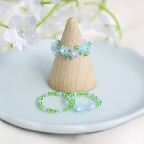 ビーズリング ✧ ネモフィラ (ふんわり) 小さなお花のぷちリング