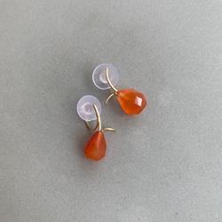 Fruit ear clips(Orange) フルーツ カーネリアン 14kgf 天然石 シングルorセット 2枚目の画像