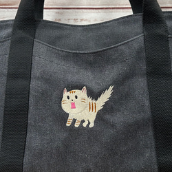 【ワケありな逸品】驚き猫の刺繍 たっぷりポケット付き キャンバス Zip式 トートバッグ＜ブラック＞ 2枚目の画像