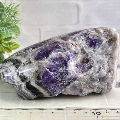 【特大】シェブロンアメジスト　ケープ　紫水晶　原石　台座付き　置物 特大】シェブロンアメジスト ケープ 紫水晶 原石 台座付き 置物