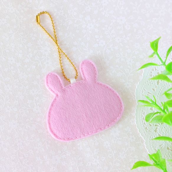 うさぎシルエットのバッグチャーム　花×ピンクパープル 3枚目の画像