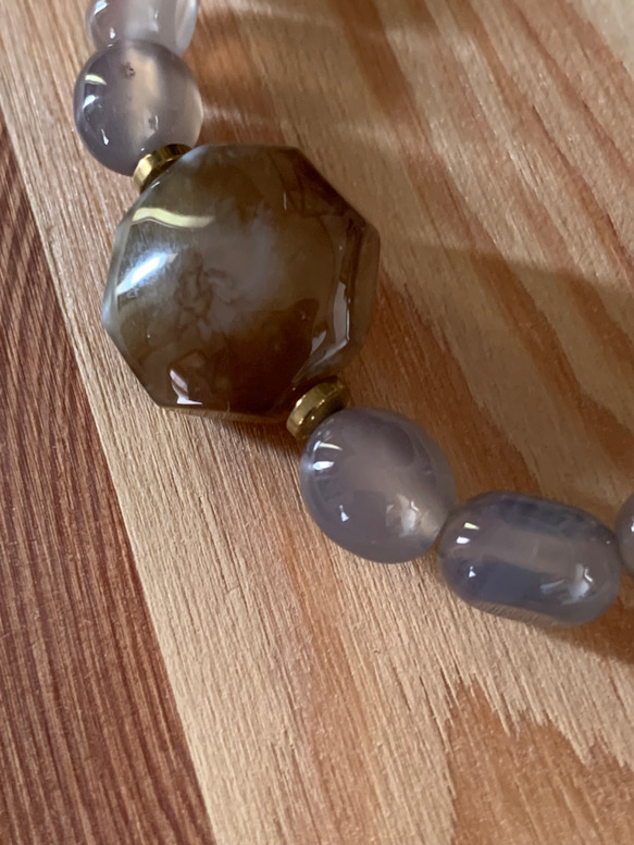 魔をよける形/六角瑪瑙珠と古い小判型瑪瑙板珠水胆瑪瑙の質感の灰玉髄のブレスレット 3枚目の画像