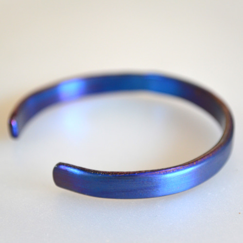Titanium bangle・純チタンバングル・マットブルー57mm・楕円形