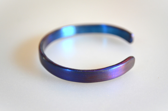 Titanium bangle・純チタンバングル・マットブルー５７mm・楕円形モデル 3枚目の画像