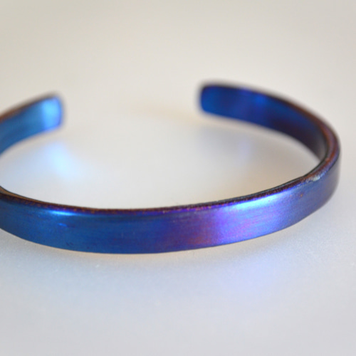 チタン　バングル Titanium bangle・純チタンバングル・マットブルー57mm・楕円形