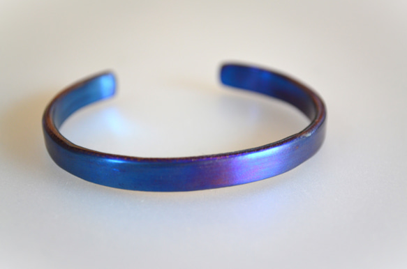 Titanium bangle・純チタンバングル・マットブルー５７mm・楕円形モデル 1枚目の画像