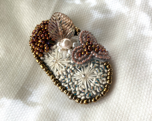 ガラスリーフビーズ刺繍ブローチ ピンク ブローチ a.tede 通販