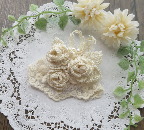 アンティーク風 レース編み 薔薇のブローチ ～クリームホワイト