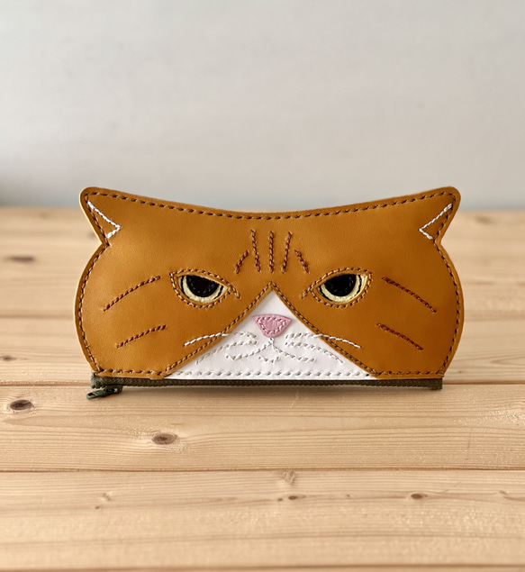 猫好きが作った本牛革オコ顔猫のメガネケース　茶トラ白ハチワレ送料無料　手縫い 1枚目の画像