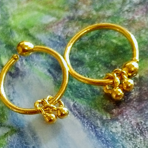 K24純金のツイスト純金粒チャーム付き付けっぱなしフープピアス又はイヤーカ 1枚目の画像