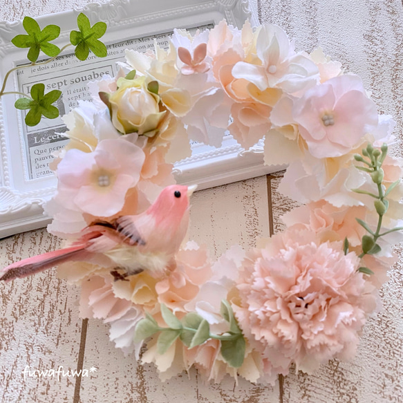 【母の日にも♪】小鳥とお花の布リース〜カーネーションと紫陽花と鳥さん〜（ピーチピンク） 2枚目の画像