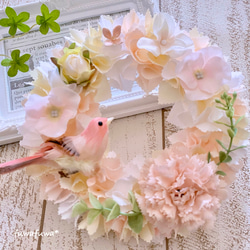【母の日にも♪】小鳥とお花の布リース〜カーネーションと紫陽花と鳥さん〜（ピーチピンク） 1枚目の画像