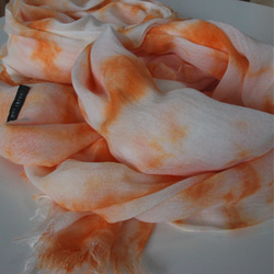 【ムラ染め】コットン100％軽やかオレンジシャーベット色ストール（UV加工） 2枚目の画像